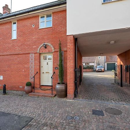 2 Bedroom Stylish Property Set Behind The Angel Hotel With Parking And A Courtyard Garden Bury St. Edmunds Exterior photo