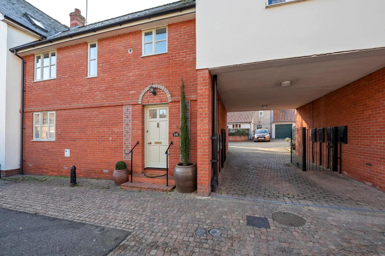 2 Bedroom Stylish Property Set Behind The Angel Hotel With Parking And A Courtyard Garden Bury St. Edmunds Exterior photo