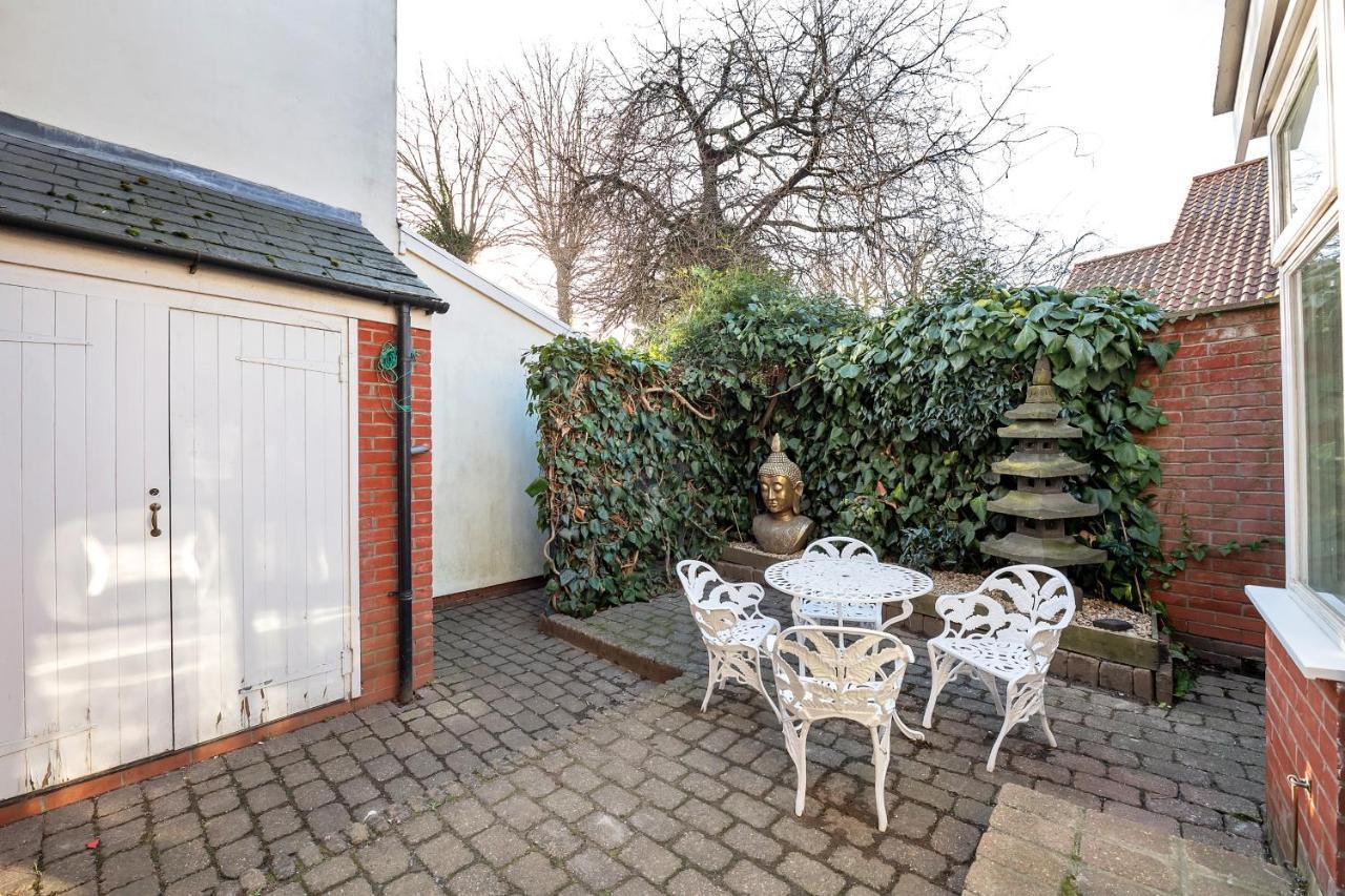 2 Bedroom Stylish Property Set Behind The Angel Hotel With Parking And A Courtyard Garden Bury St. Edmunds Exterior photo