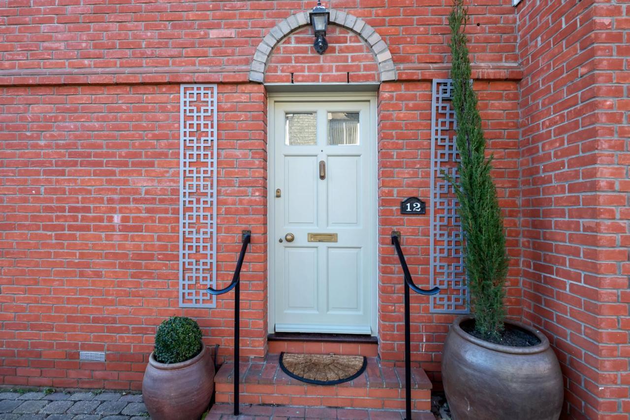 2 Bedroom Stylish Property Set Behind The Angel Hotel With Parking And A Courtyard Garden Bury St. Edmunds Exterior photo