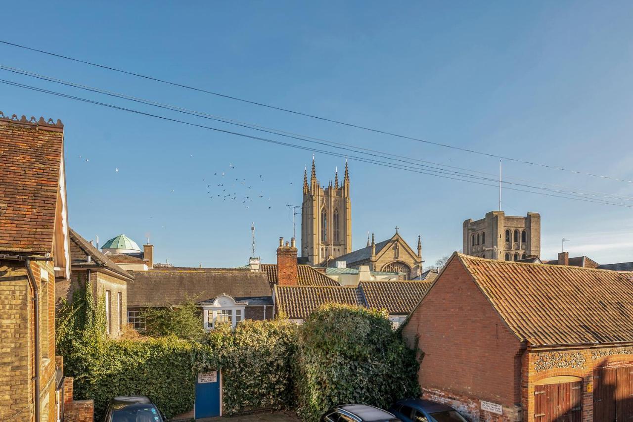 2 Bedroom Stylish Property Set Behind The Angel Hotel With Parking And A Courtyard Garden Bury St. Edmunds Exterior photo